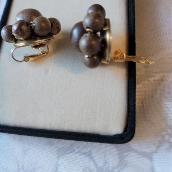 VINTAGE wooden clip-on earrings - Picture 4 of 5